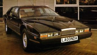 L'Aston Martin Lagonda è stata un'automobile che voleva rompere con la tradizione della casa automobilistica inglese. Ma ne sono stati prodotti solo 645 esemplari.