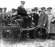 Carl Benz sulla Patent Motorwagen.