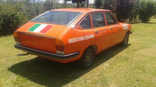 Il retro della Lancia Beta con il tricolore.