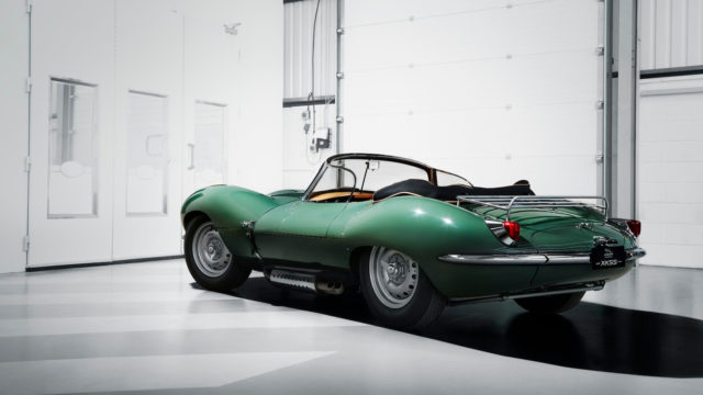 Il retro della nuova auto d'epoca prodotta dalla Jaguar.