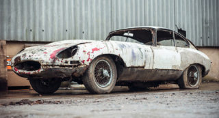 Una Jaguar E-Type abbandonata e in vendita.