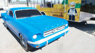 Questa Ford Mustang di Lego è una delle attrazioni di Legoland in Florida.